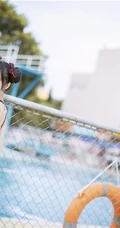 双丸子头可爱娇小玲珑少女草莓紧身印花泳装泳池写真图片