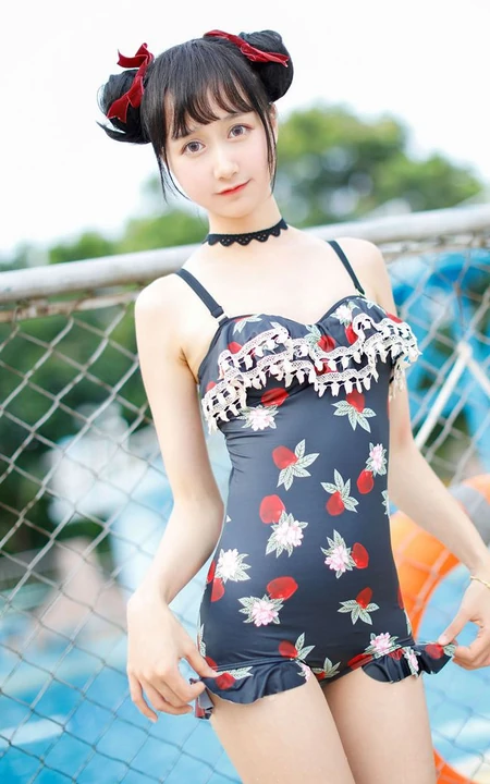 双丸子头可爱娇小玲珑少女草莓紧身印花泳装泳池写真图片