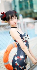 双丸子头可爱娇小玲珑少女草莓紧身印花泳装泳池写真图片