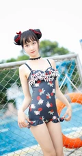 双丸子头可爱娇小玲珑少女草莓紧身印花泳装泳池写真图片