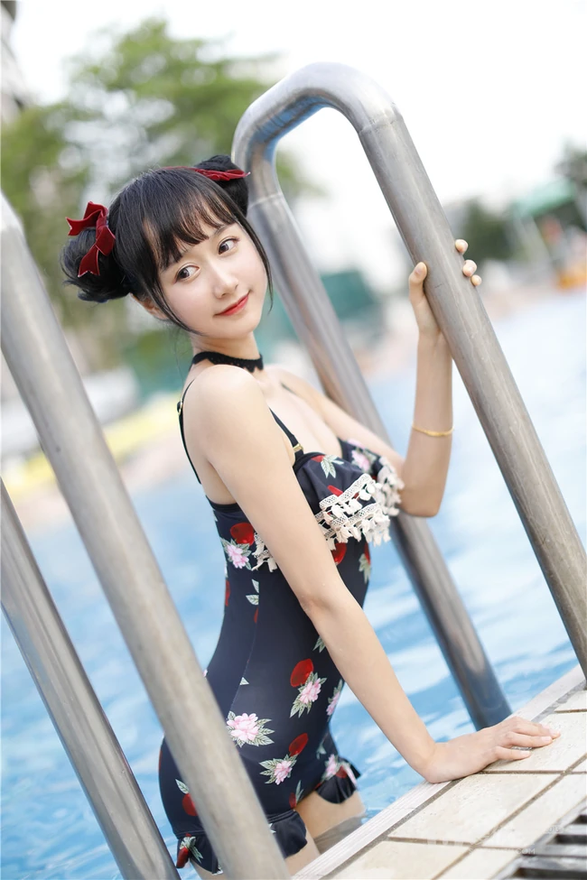 双丸子头可爱娇小玲珑少女草莓紧身印花泳装泳池写真图片