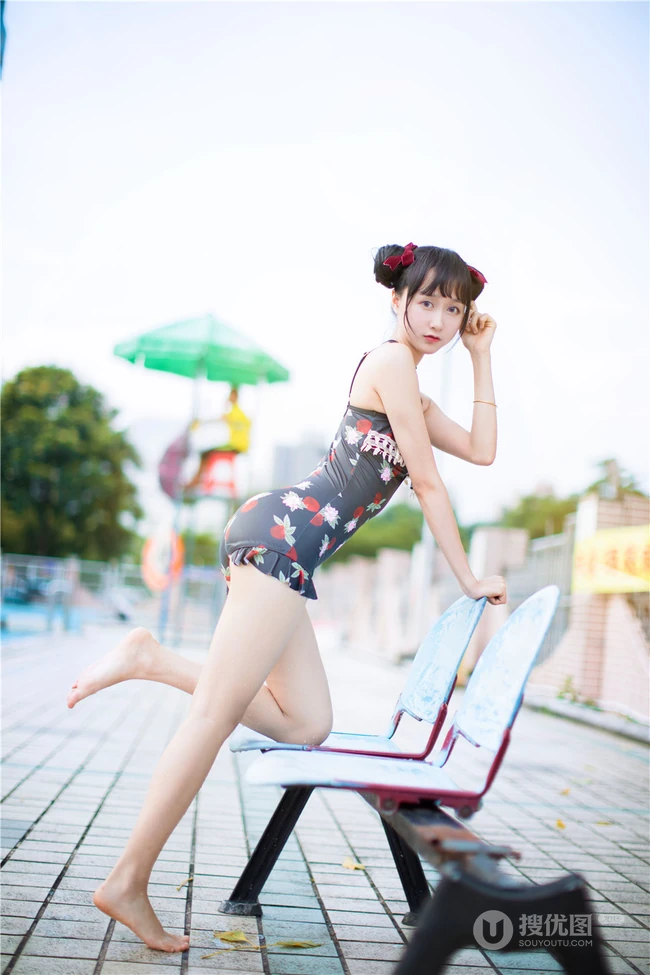 双丸子头可爱娇小玲珑少女草莓紧身印花泳装泳池写真图片