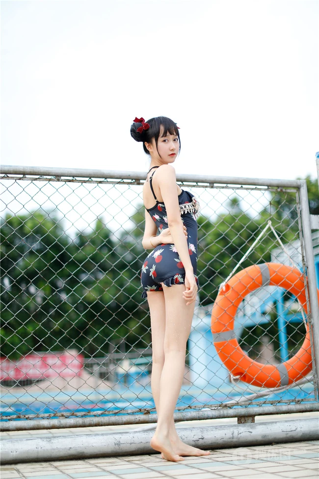 双丸子头可爱娇小玲珑少女草莓紧身印花泳装泳池写真图片