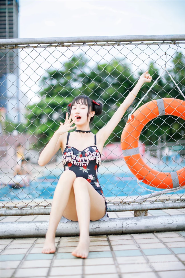 双丸子头可爱娇小玲珑少女草莓紧身印花泳装泳池写真图片