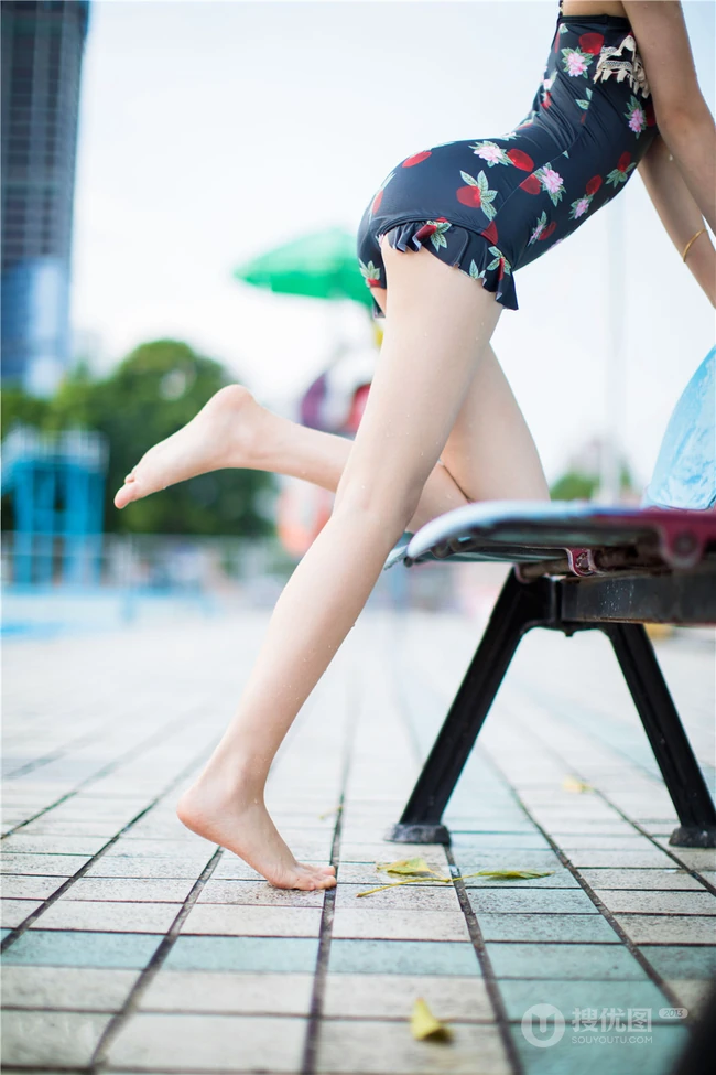 双丸子头可爱娇小玲珑少女草莓紧身印花泳装泳池写真图片