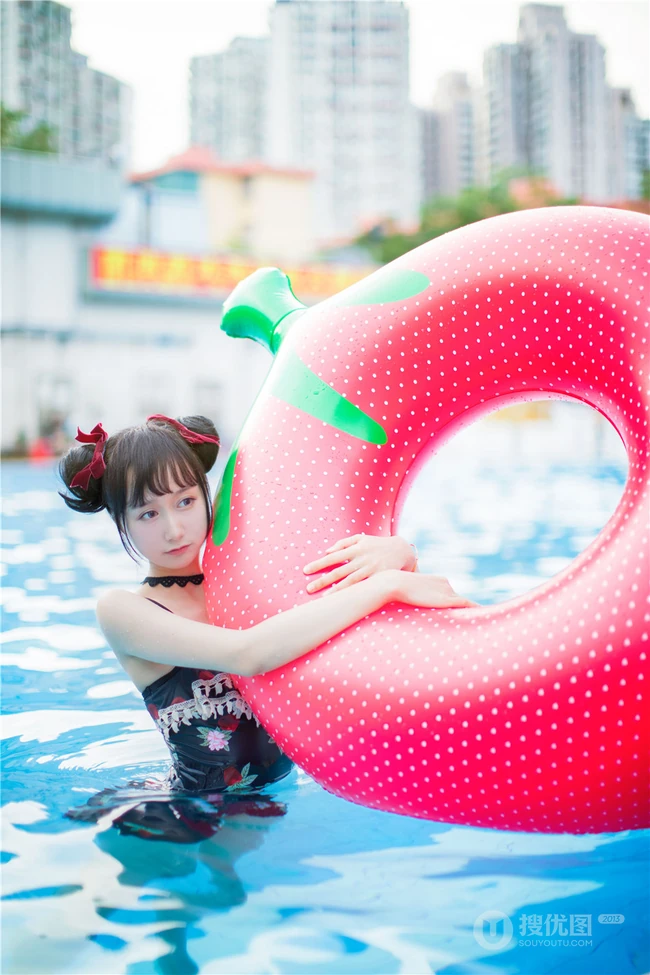 双丸子头可爱娇小玲珑少女草莓紧身印花泳装泳池写真图片