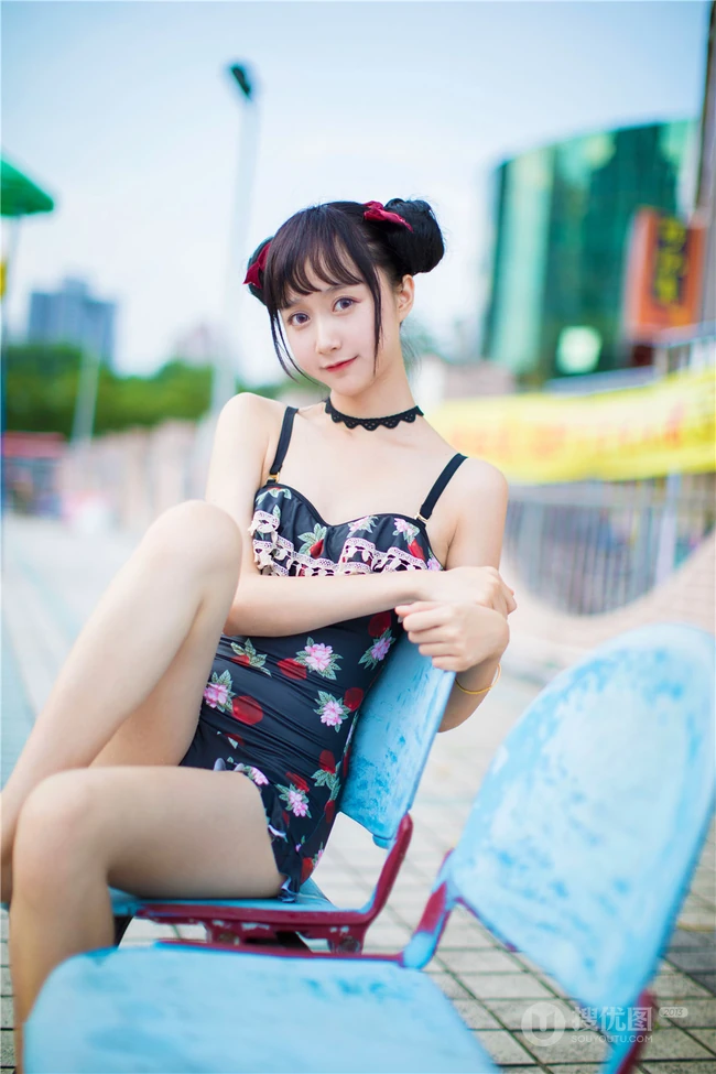 双丸子头可爱娇小玲珑少女草莓紧身印花泳装泳池写真图片
