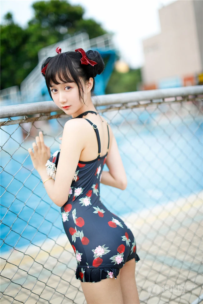 双丸子头可爱娇小玲珑少女草莓紧身印花泳装泳池写真图片