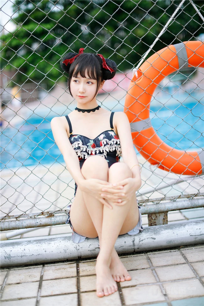 双丸子头可爱娇小玲珑少女草莓紧身印花泳装泳池写真图片