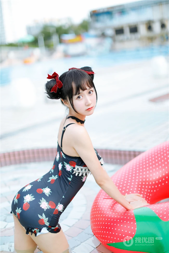 双丸子头可爱娇小玲珑少女草莓紧身印花泳装泳池写真图片
