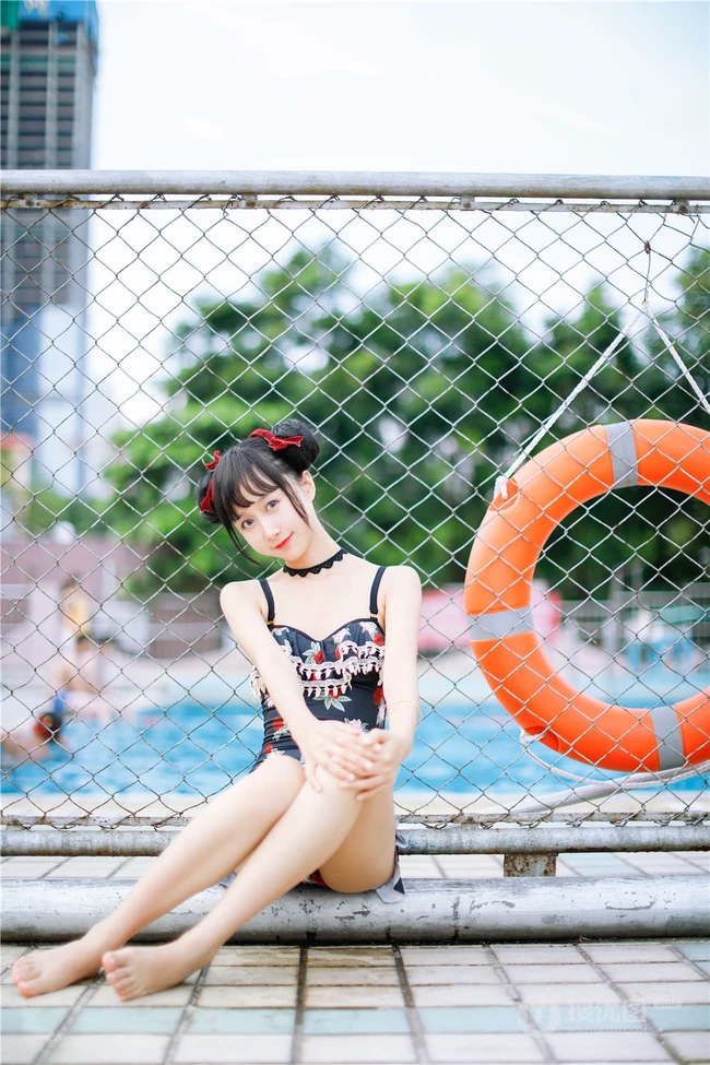 双丸子头可爱娇小玲珑少女草莓紧身印花泳装泳池写真图片