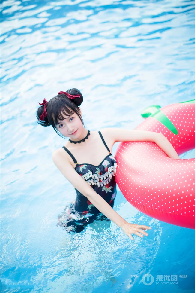 双丸子头可爱娇小玲珑少女草莓紧身印花泳装泳池写真图片