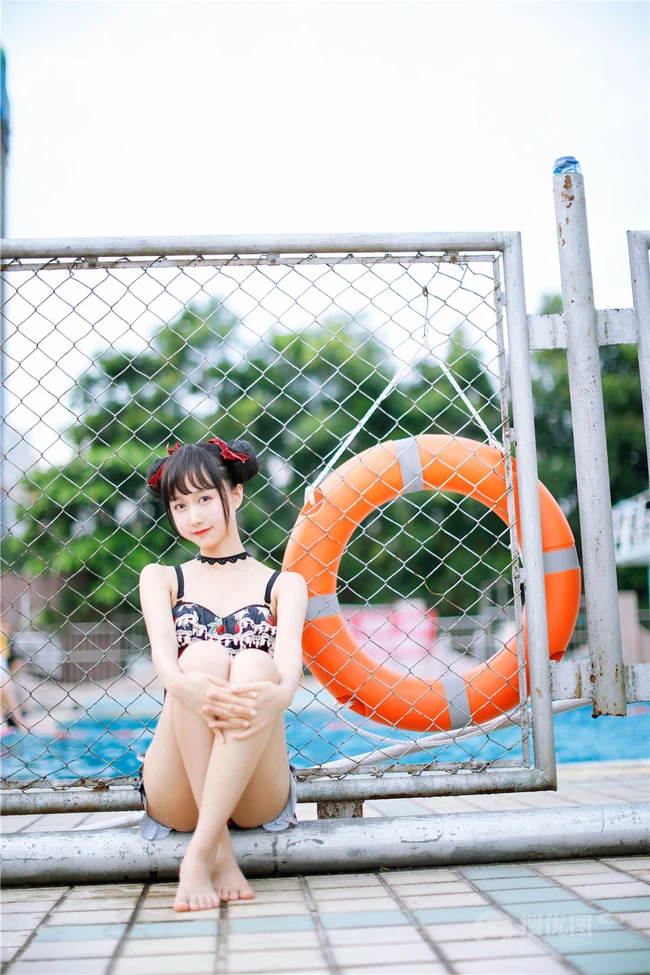 双丸子头可爱娇小玲珑少女草莓紧身印花泳装泳池写真图片