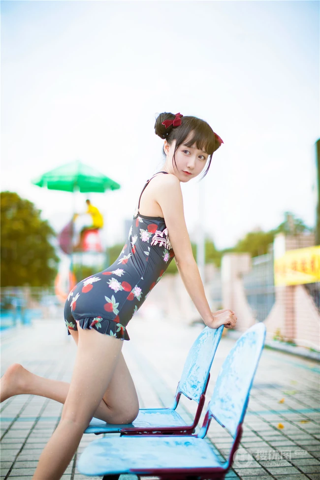 双丸子头可爱娇小玲珑少女草莓紧身印花泳装泳池写真图片