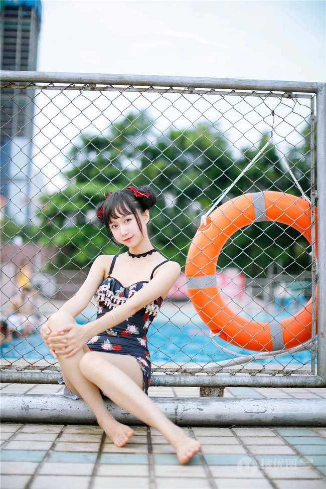 双丸子头可爱娇小玲珑少女草莓紧身印花泳装泳池写真图片