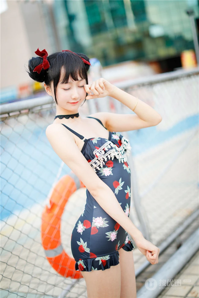 双丸子头可爱娇小玲珑少女草莓紧身印花泳装泳池写真图片