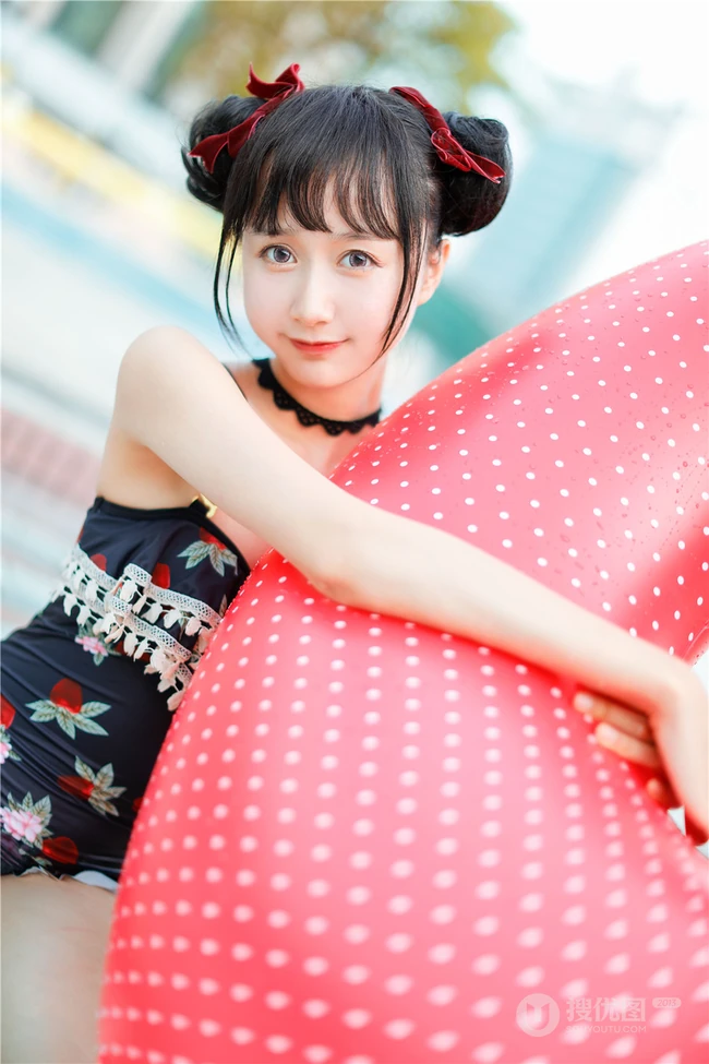 双丸子头可爱娇小玲珑少女草莓紧身印花泳装泳池写真图片