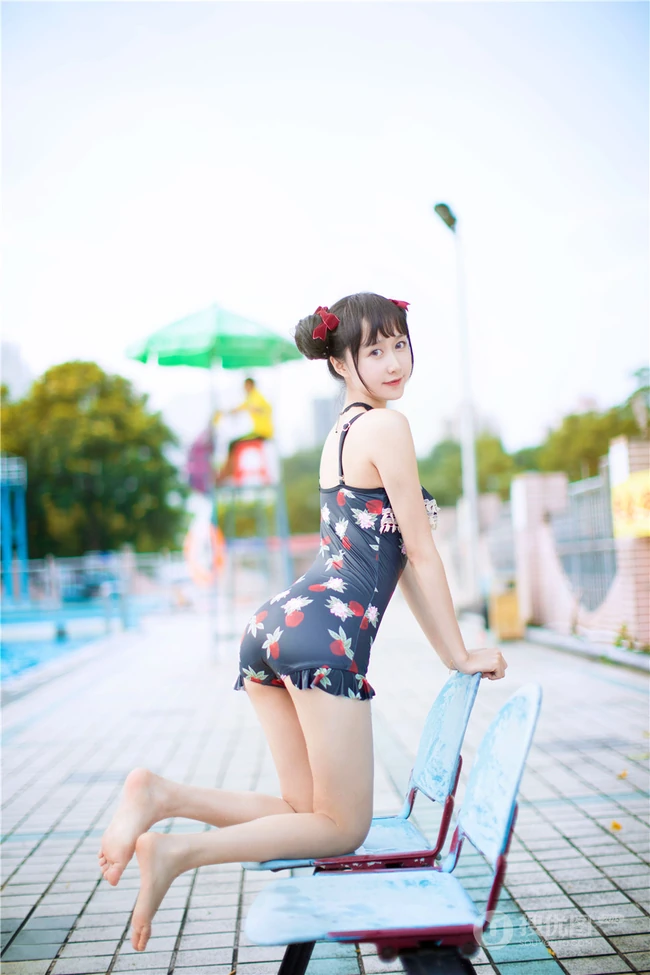 双丸子头可爱娇小玲珑少女草莓紧身印花泳装泳池写真图片