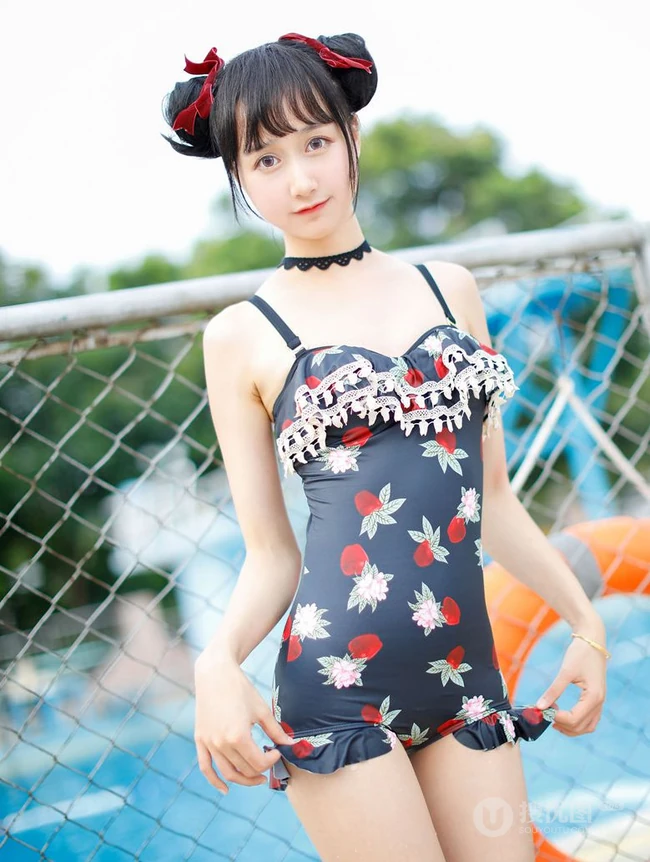 双丸子头可爱娇小玲珑少女草莓紧身印花泳装泳池写真图片