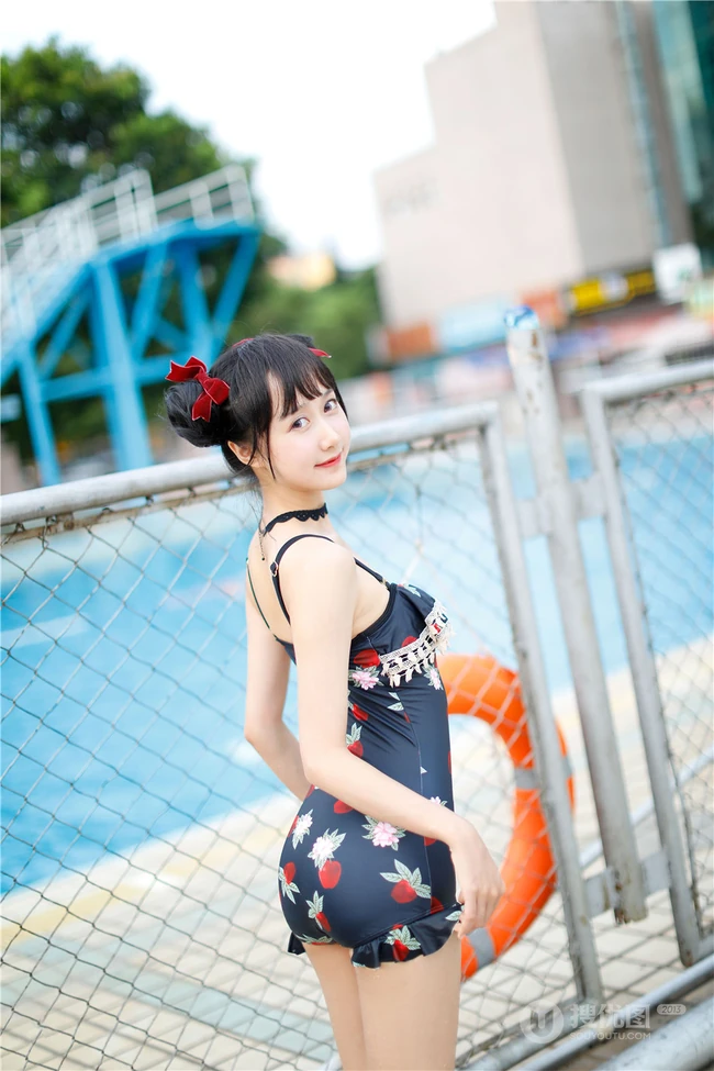 双丸子头可爱娇小玲珑少女草莓紧身印花泳装泳池写真图片