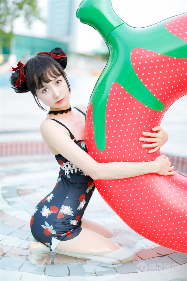 双丸子头可爱娇小玲珑少女草莓紧身印花泳装泳池写真图片