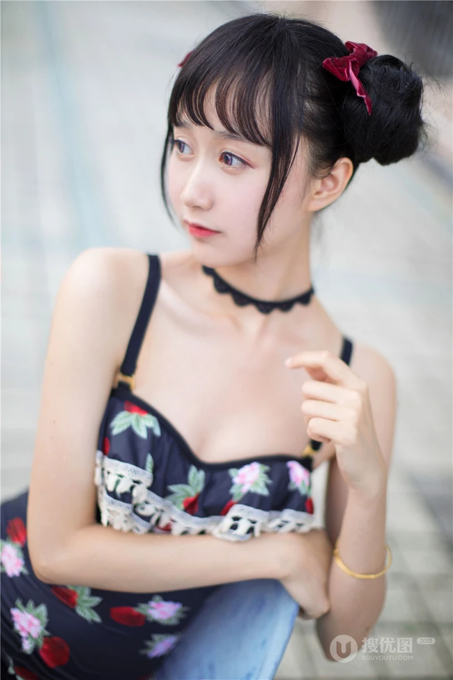 双丸子头可爱娇小玲珑少女草莓紧身印花泳装泳池写真图片