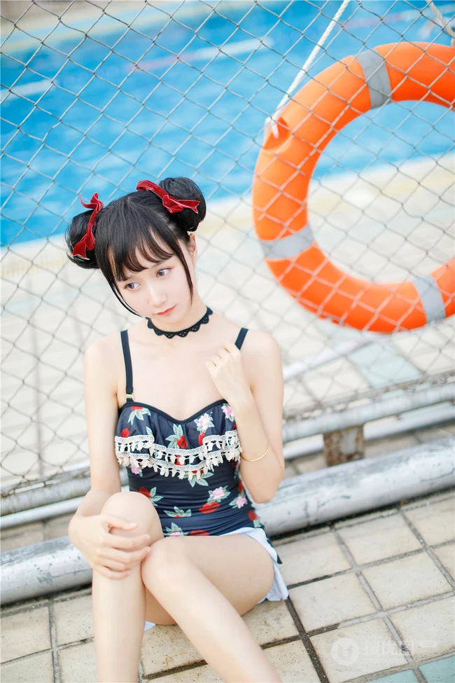 双丸子头可爱娇小玲珑少女草莓紧身印花泳装泳池写真图片