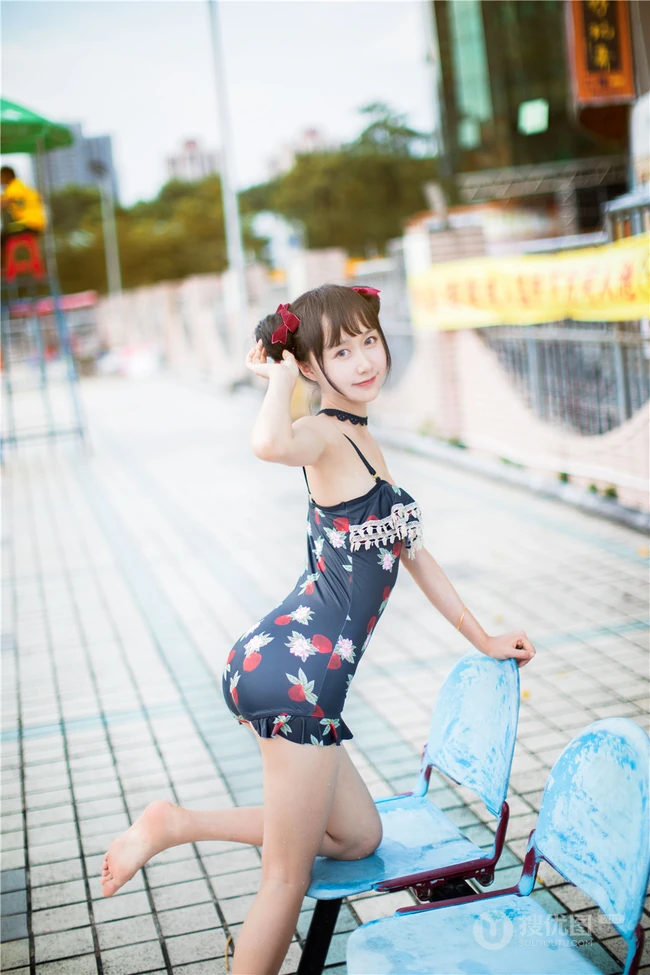 双丸子头可爱娇小玲珑少女草莓紧身印花泳装泳池写真图片