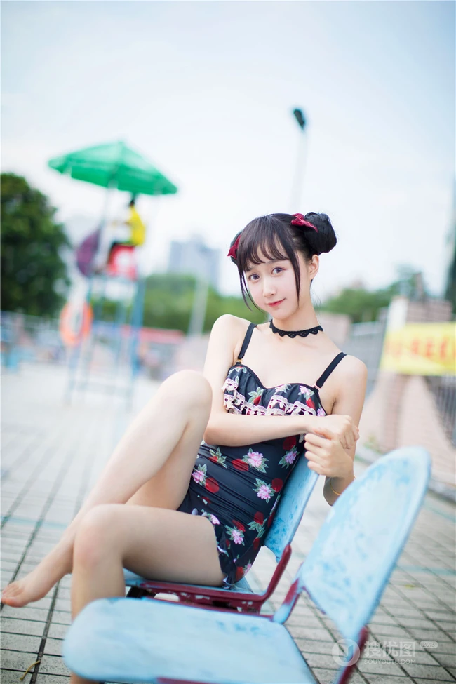 双丸子头可爱娇小玲珑少女草莓紧身印花泳装泳池写真图片