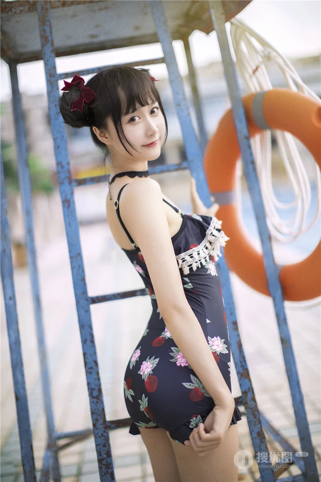 双丸子头可爱娇小玲珑少女草莓紧身印花泳装泳池写真图片