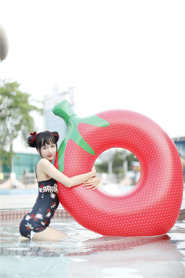 双丸子头可爱娇小玲珑少女草莓紧身印花泳装泳池写真图片