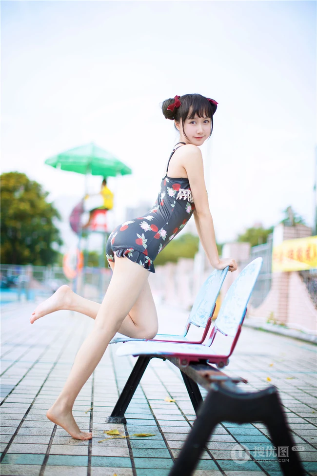 双丸子头可爱娇小玲珑少女草莓紧身印花泳装泳池写真图片