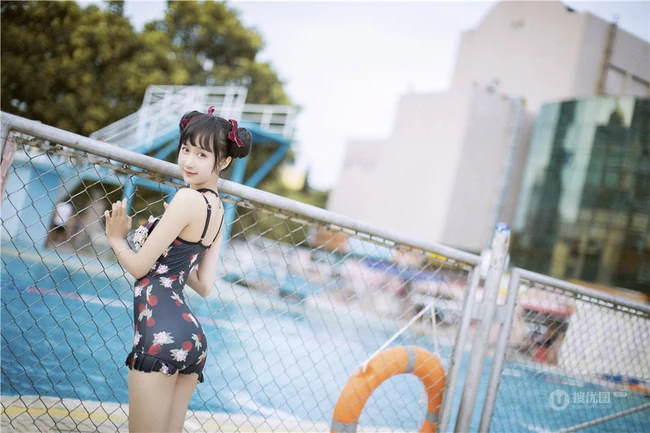 双丸子头可爱娇小玲珑少女草莓紧身印花泳装泳池写真图片