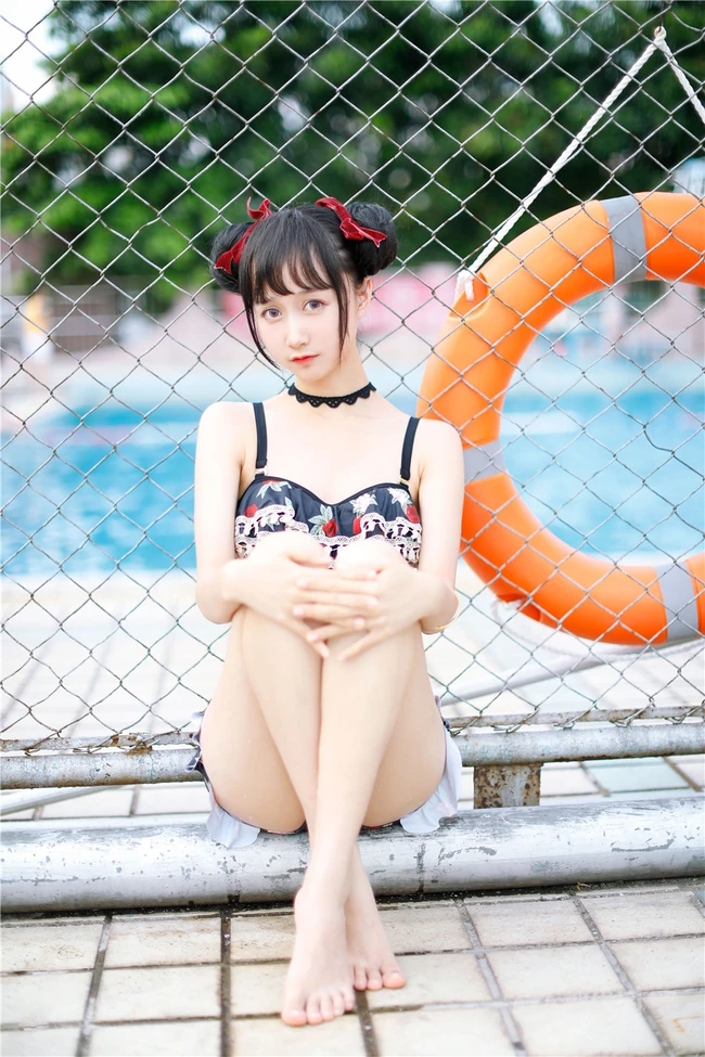 双丸子头可爱娇小玲珑少女草莓紧身印花泳装泳池写真图片