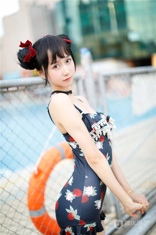 双丸子头可爱娇小玲珑少女草莓紧身印花泳装泳池写真图片