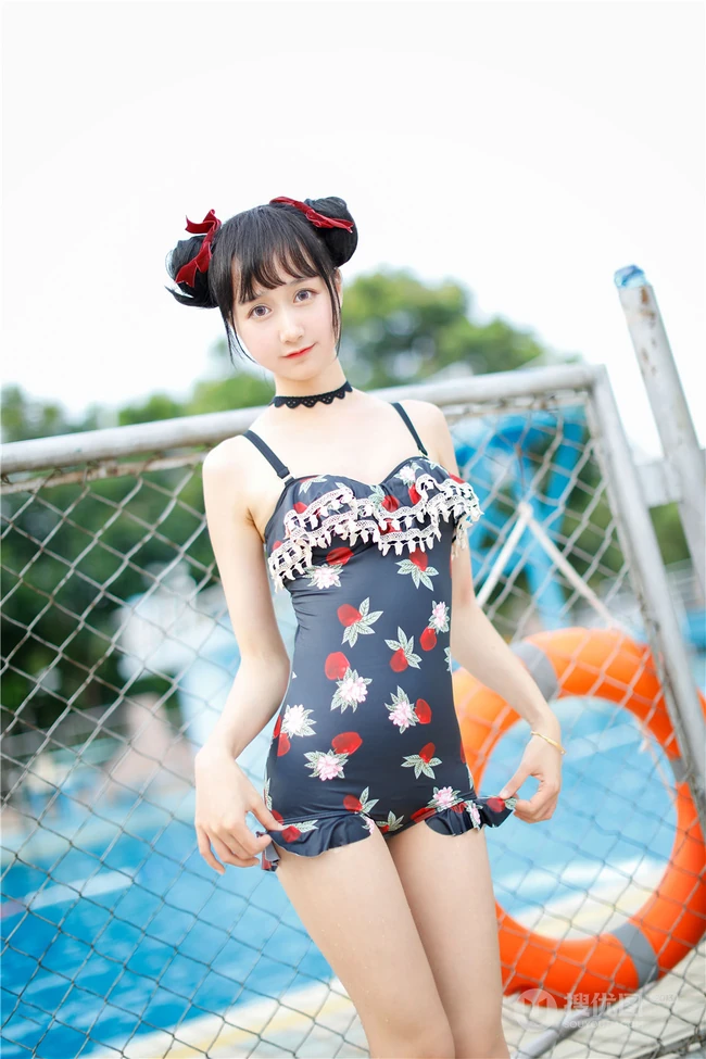 双丸子头可爱娇小玲珑少女草莓紧身印花泳装泳池写真图片