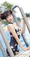 双丸子头可爱娇小玲珑少女草莓紧身印花泳装泳池写真图片