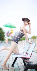 双丸子头可爱娇小玲珑少女草莓紧身印花泳装泳池写真图片
