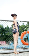 双丸子头可爱娇小玲珑少女草莓紧身印花泳装泳池写真图片