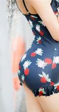 双丸子头可爱娇小玲珑少女草莓紧身印花泳装泳池写真图片