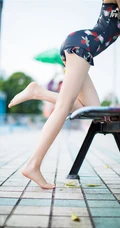 双丸子头可爱娇小玲珑少女草莓紧身印花泳装泳池写真图片