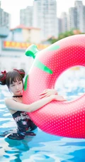 双丸子头可爱娇小玲珑少女草莓紧身印花泳装泳池写真图片