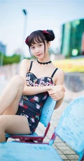 双丸子头可爱娇小玲珑少女草莓紧身印花泳装泳池写真图片