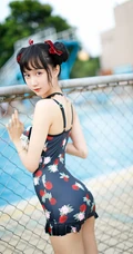 双丸子头可爱娇小玲珑少女草莓紧身印花泳装泳池写真图片