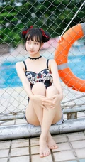 双丸子头可爱娇小玲珑少女草莓紧身印花泳装泳池写真图片