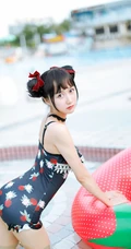双丸子头可爱娇小玲珑少女草莓紧身印花泳装泳池写真图片