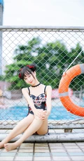双丸子头可爱娇小玲珑少女草莓紧身印花泳装泳池写真图片