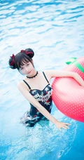 双丸子头可爱娇小玲珑少女草莓紧身印花泳装泳池写真图片