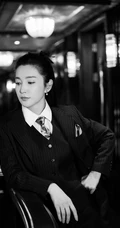 李冰冰酷酷写真，竖纹西服套装着身，宛如大佬般气场十足