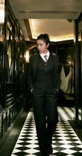 李冰冰酷酷写真，竖纹西服套装着身，宛如大佬般气场十足